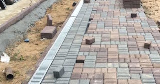 Профессиональная укладка плитки на улице в Сибае в октябре