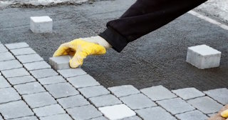 Монтаж тротуарной плитки на даче в Сибае в октябре