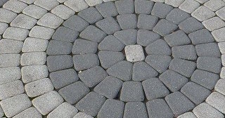 Профессиональная укладка клинкерной брусчатки в Сибае в октябре